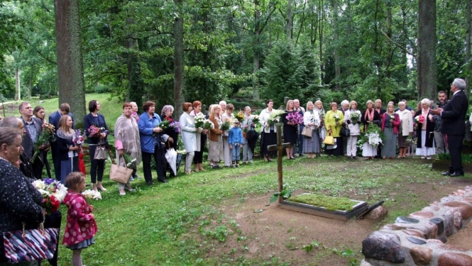 Atklāts piemineklis horeogrāfam un deju svētku virsvadītājam Uldim Žagatam