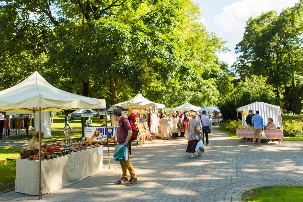 VIII Starptautiskā tautas deju festivāla "Sudmaliņas" koncerti un latvisko labumu tirgus Vērmanes dārzā Rīgā