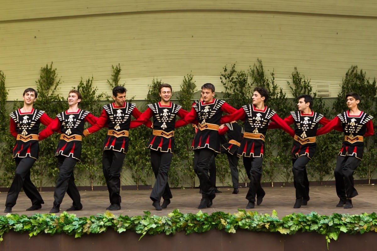 VIII Starptautiskā tautas deju festivāla "Sudmaliņas" koncerti un latvisko labumu tirgus Vērmanes dārzā Rīgā