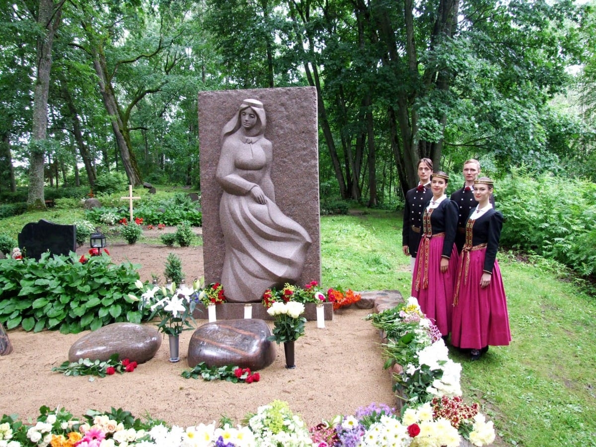 Atklāts piemineklis horeogrāfam un deju svētku virsvadītājam Uldim Žagatam