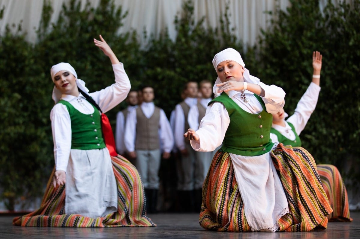 IX Starptautiskais tautas deju festivāls "Sudmaliņas" - koncerts "Trejdeviņas saules lēca" Vērmanes dārzā